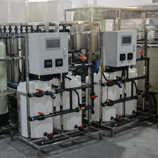 Dispozitiv de dozare a apei circulante pentru prevenirea scării și sterilizarea sistemului PLC
